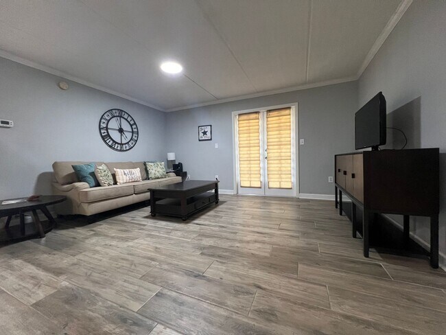 Foto del edificio - MOVE IN SPECIAL! Beautifully furnished 2/1...