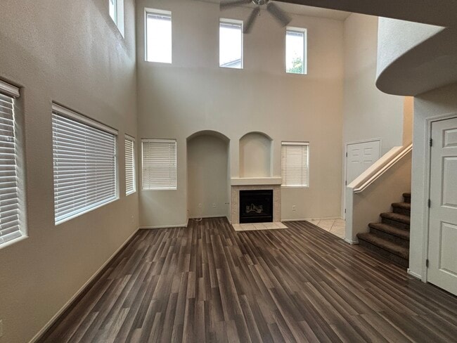 Building Photo - 989 Grand Cerritos Ave