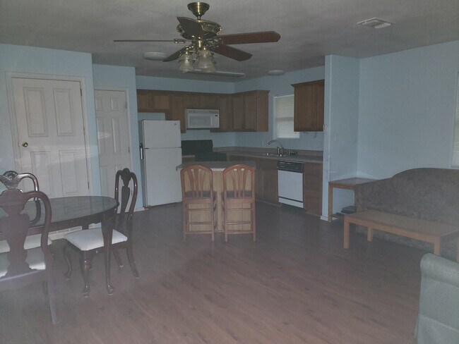 Building Photo - 113 E Magnolia St Apt 113-A-B