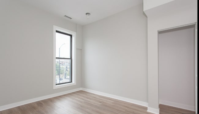 Building Photo - 3000 N Sheffield Ave