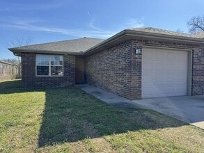 Building Photo - 1301 Deerlake Rd