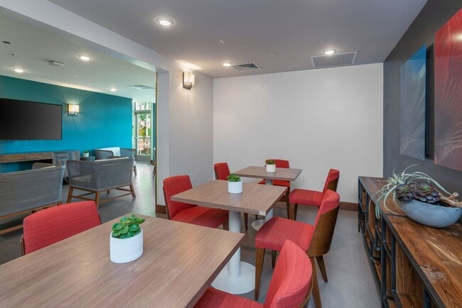 Building Photo - Gorgeous Hale Ka Lae 2-Bedroom/2-Bath/2-Pa...