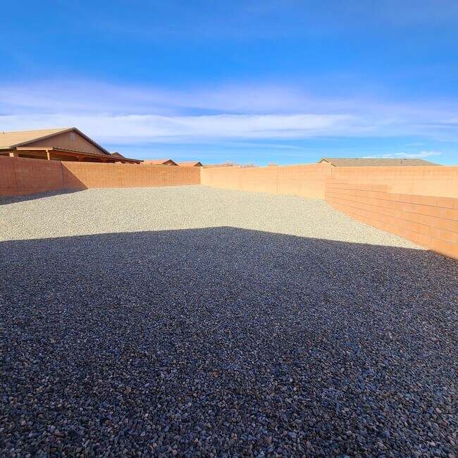 Foto del edificio - 4 bed 2 bath home with attached garage