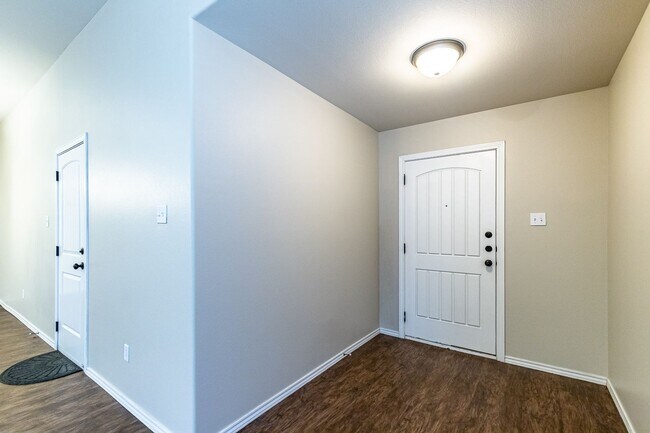 Building Photo - 6812 Oakridge Avenue - B - Beautiful upsca...