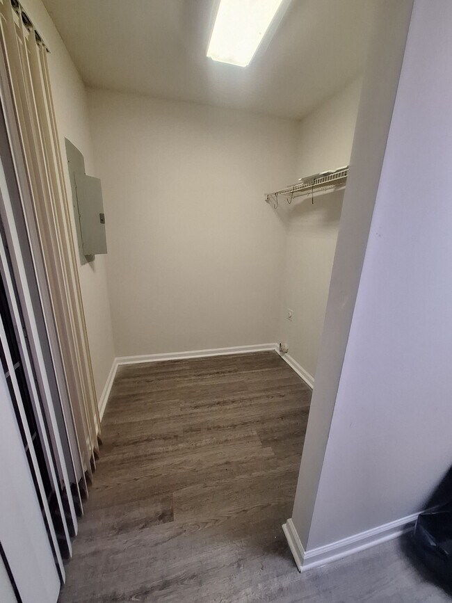 Building Photo - 1006 Stonehaven Cir