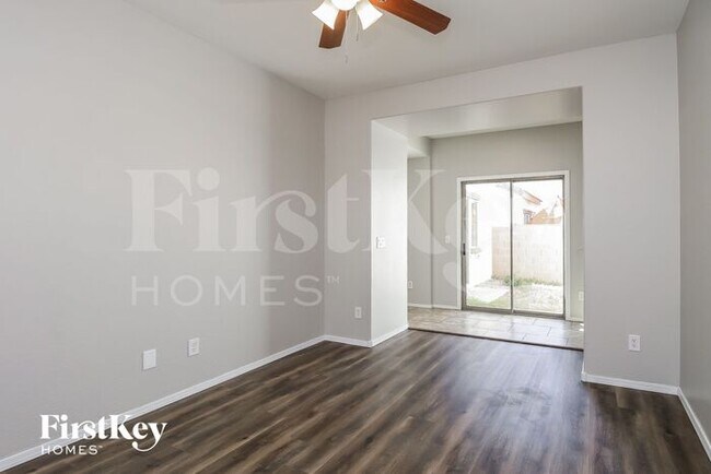 Foto del edificio - 4680 E Laurel Ave