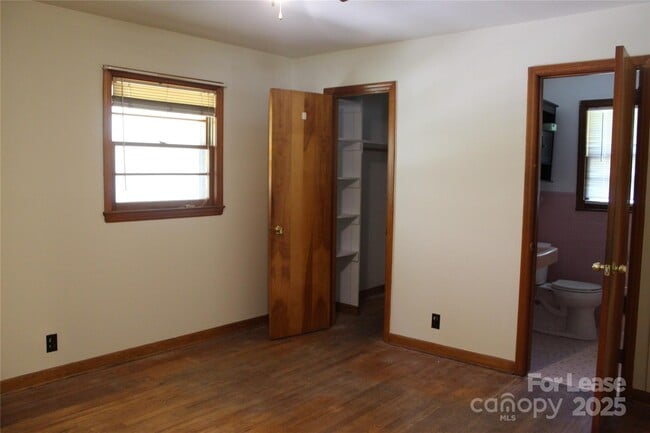 Building Photo - 1721 Park Dr