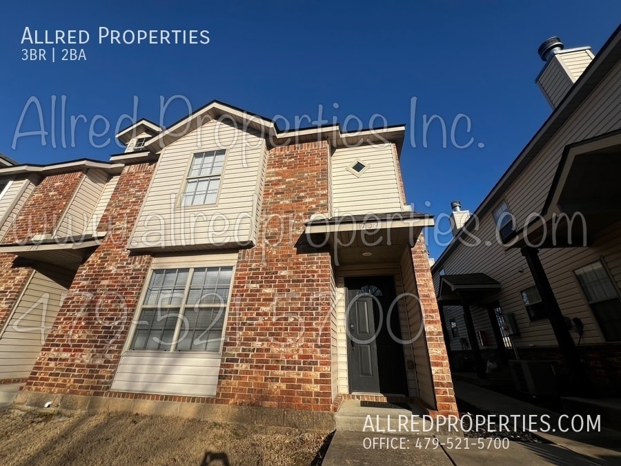 1708 N Chestnut Ave, Fayetteville, AR 72703 Townhome Rentals in
