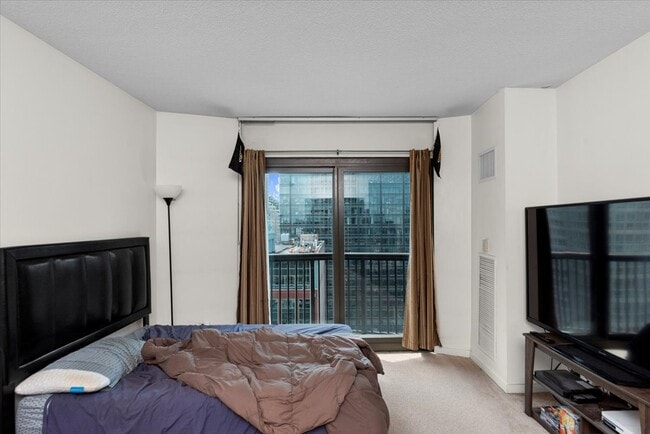 Photo - 400 Lasalle St Apartment