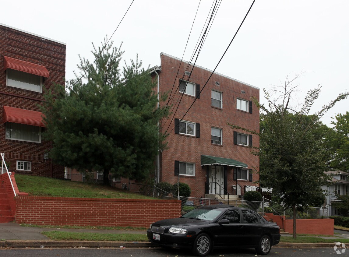 Building Photo - 524 44th St NE