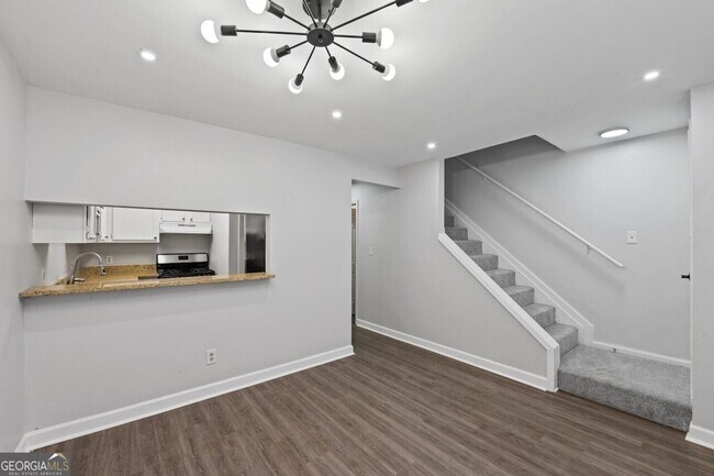 Building Photo - 741 Oak Dr