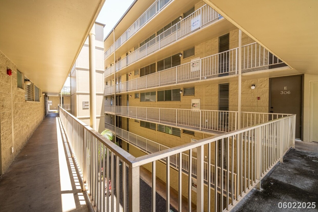 Primary Photo - $2,500 /2 Bed /1 Bath / 2 PARKING In beaut...