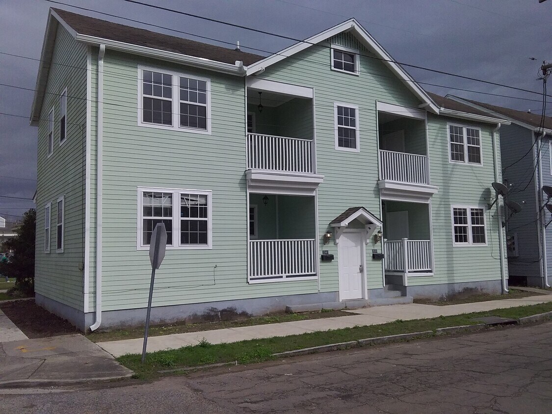 2041 Amelia St New Orleans La 70115 Apartments New Orleans La Apartments Com