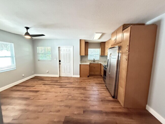 Foto del edificio - Charming 2-Bed Duplex in Tampa with Modern...