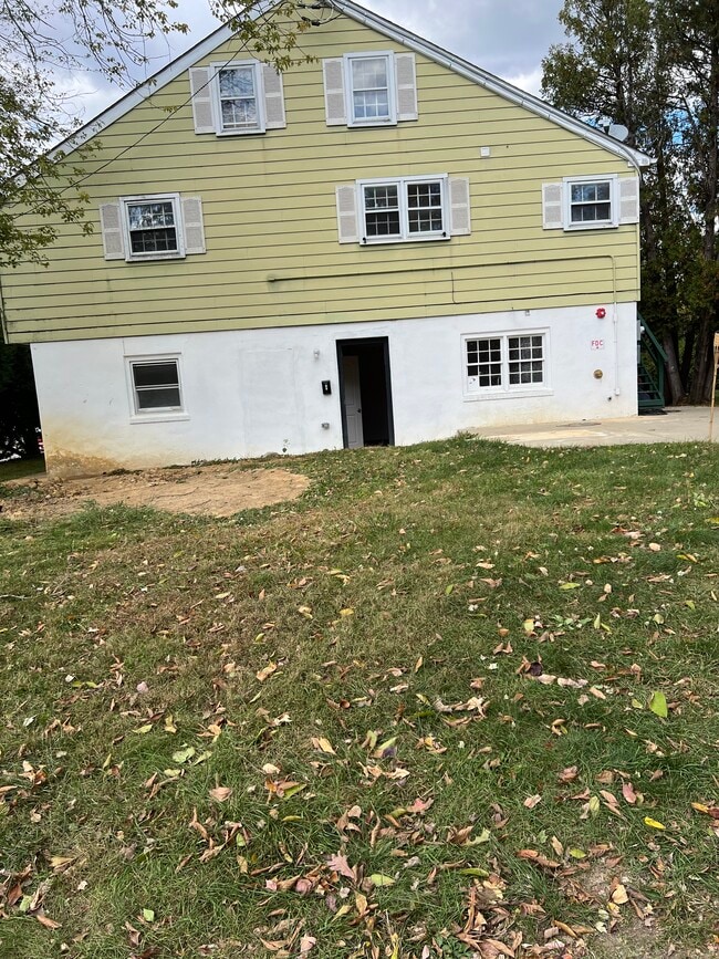 Building Photo - 301 Crest Ave