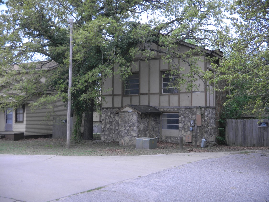 Building Photo - Pine Lake Apartments
