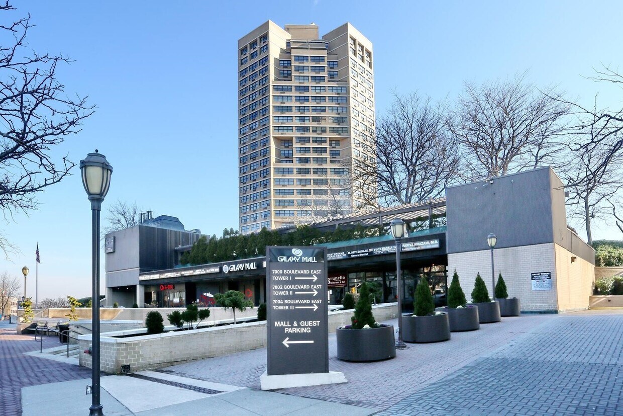Foto principal - 7004 Boulevard E