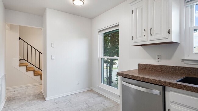 Building Photo - 711 Brentwood Pointe