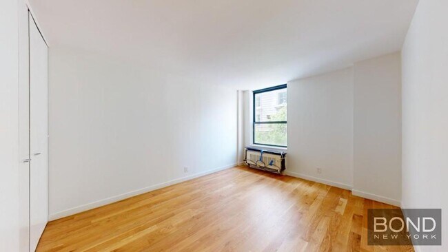 Building Photo - 247 W 87th St