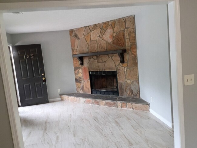 Building Photo - 152 Forest Pl