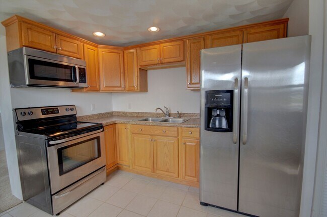 Building Photo - Two bedroom house