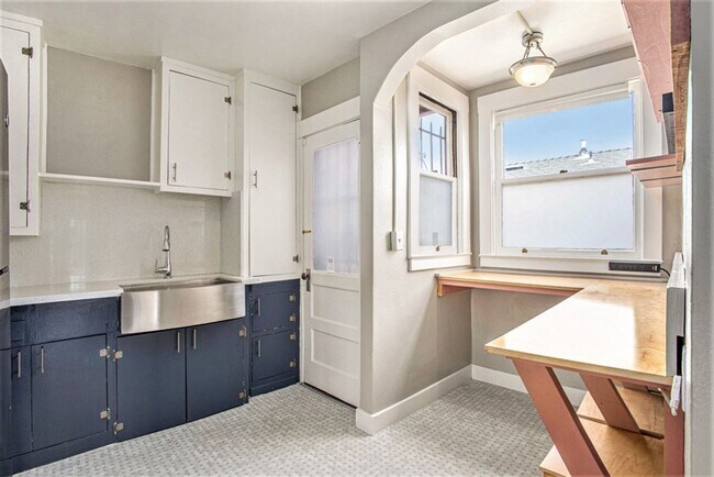 Building Photo - 5018 Shafter Ave - 1 bedroom | 1 bath | Du...