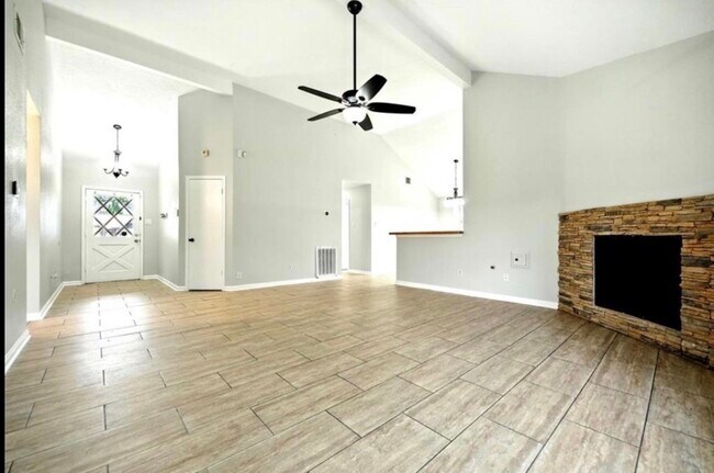 Foto del edificio - 14403 Wandering Wood Dr