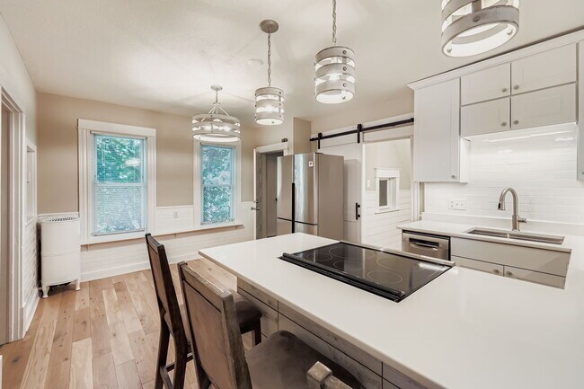 Foto del edificio - "Charming 2-Bed Duplex Retreat in NE Minneapolis - 1084 Sq Ft of Cozy Comfort!"