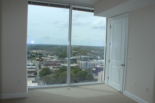 Building Photo - City Views! Tons of Amenities! Corner Unit...