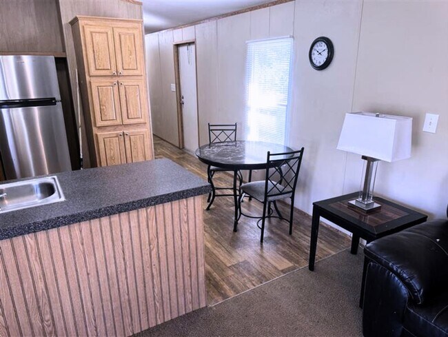 Foto del edificio - 7107 Timber Ridge Center