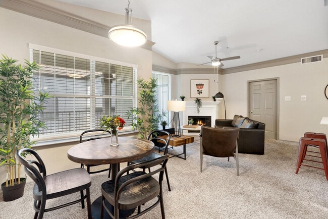 Foto del edificio - 12100 Metric Blvd