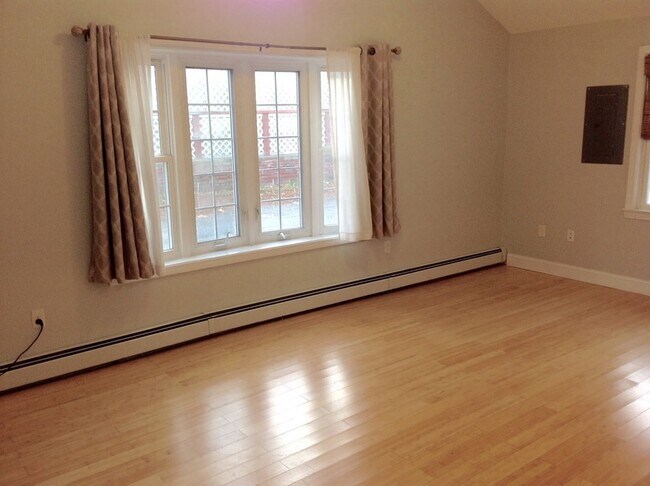 Building Photo - 29B Moore Ave