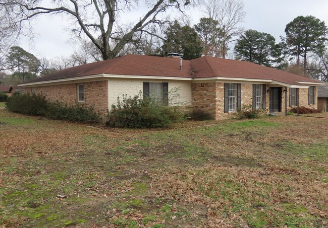 Building Photo - Expansive 3/2 Home in Tyler w/Additional Den and Living Room!