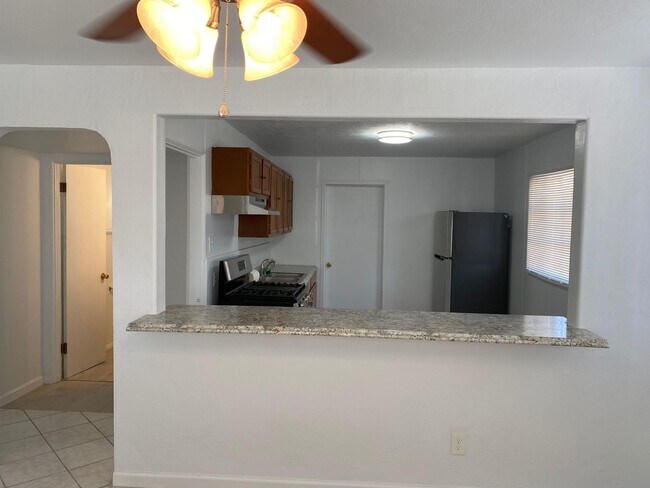 Building Photo - Cute Lower Valley Home!