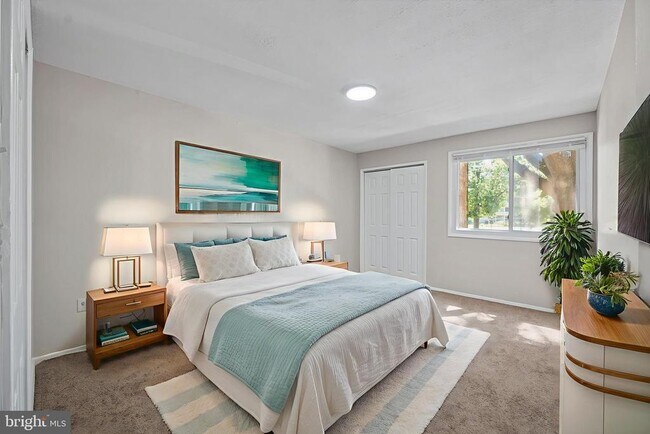 Foto del edificio - 7204 Donnell Pl