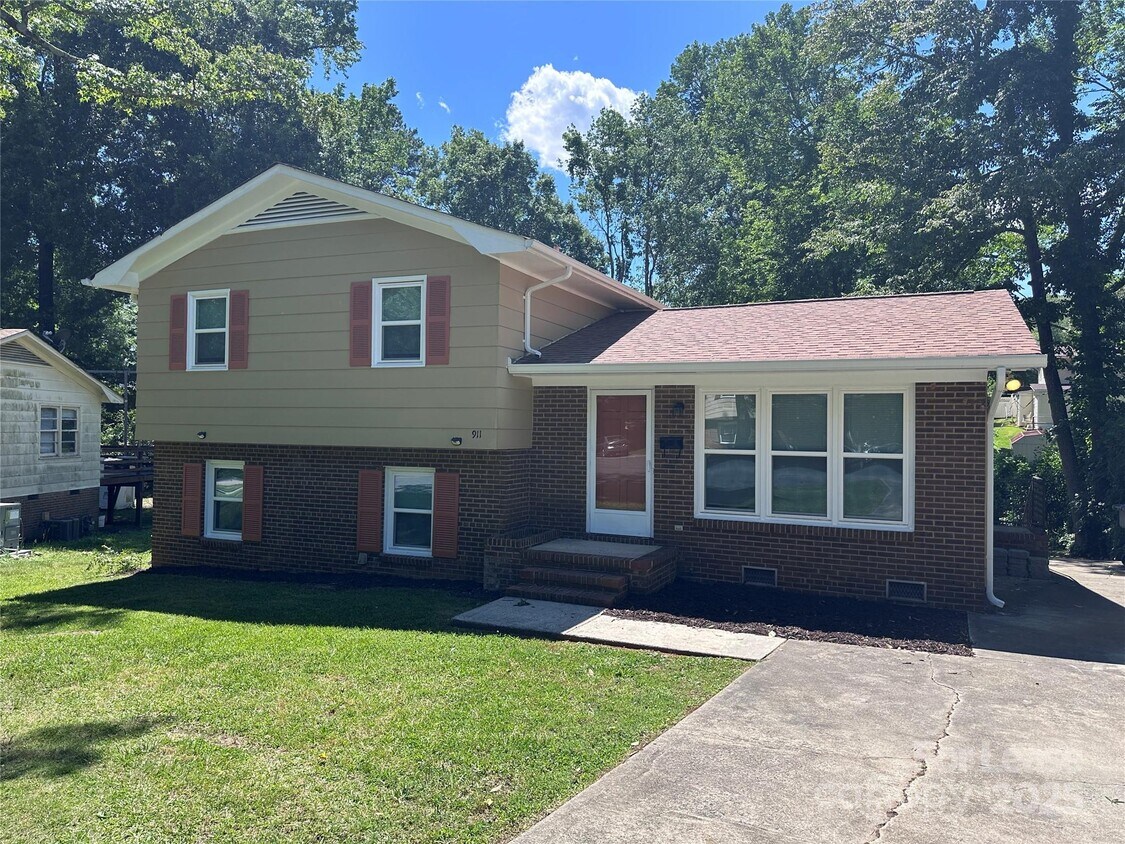 Foto principal - 911 Bannister Pl