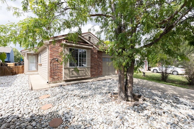 Building Photo - Spacious ranch home!