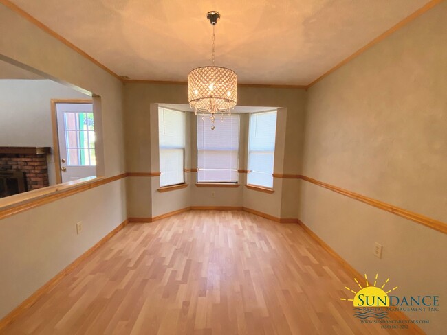 Building Photo - Lovely 3 Bedroom Home with Sparkling In-gr...