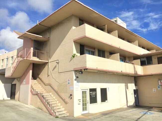 Building Photo - *PLEASE VIEW FULL AD FOR DETAILS* $500 1st...