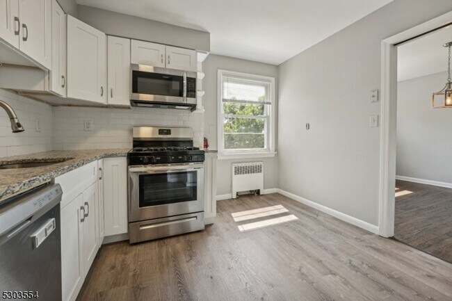 Foto del edificio - 24 Hutton Ave