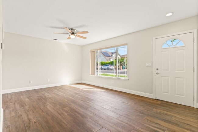 Foto del edificio - Beautifully Renovated Hayward Home w/ Spacious Yard & Laundry