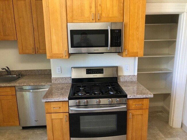 Building Photo - 2 Bedroom, 1 Bath in the Mission. Washer/D...