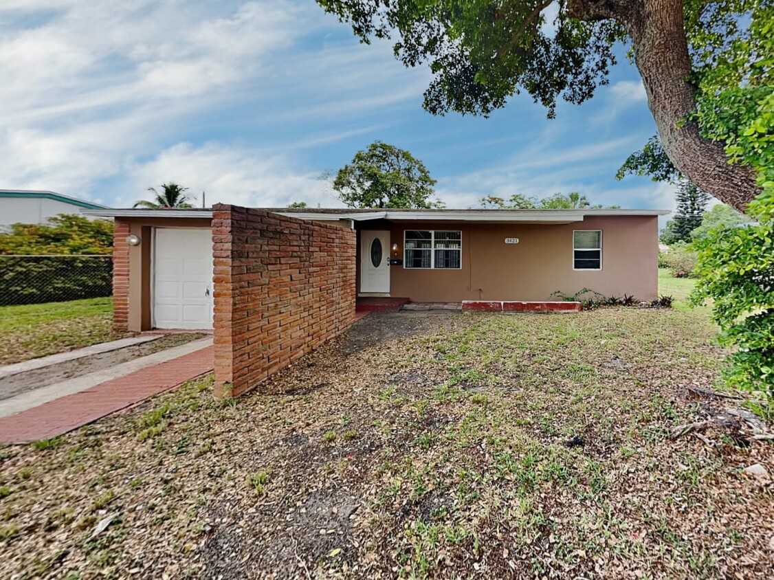 Primary Photo - 3421 Charleston Blvd