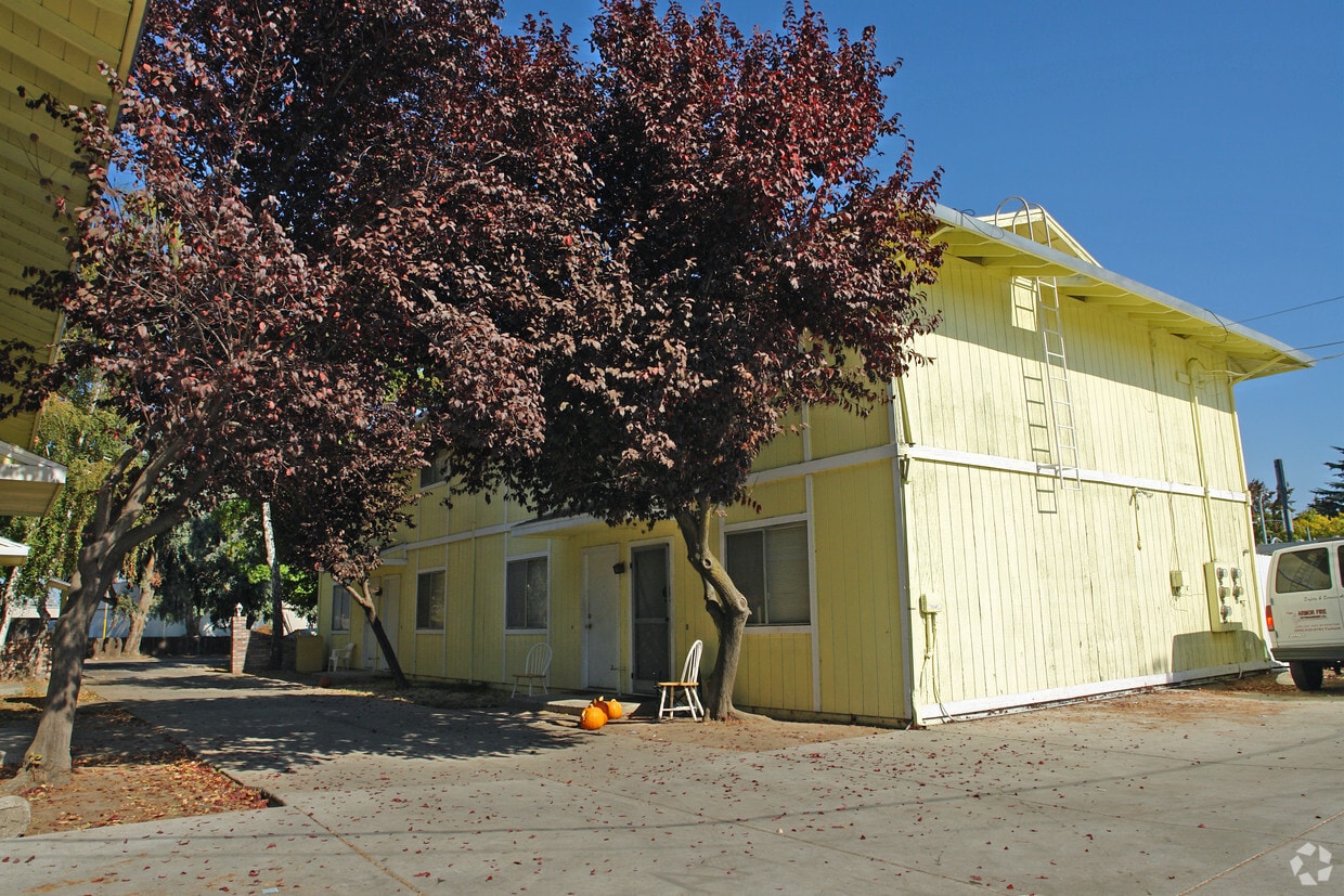 Building Photo - 940 Edan Ave