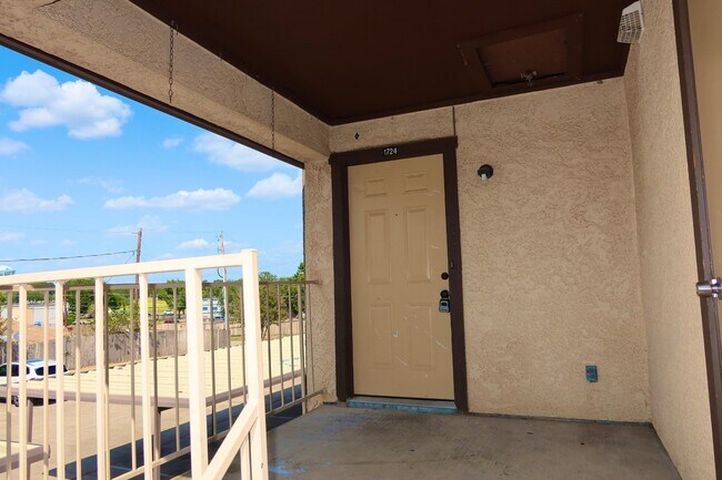 Building Photo - 1724 Crestpoint Dr