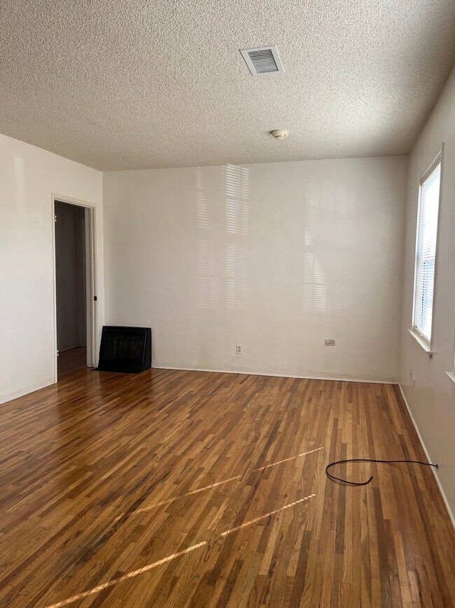 Foto del edificio - 330 S Virginia Ave