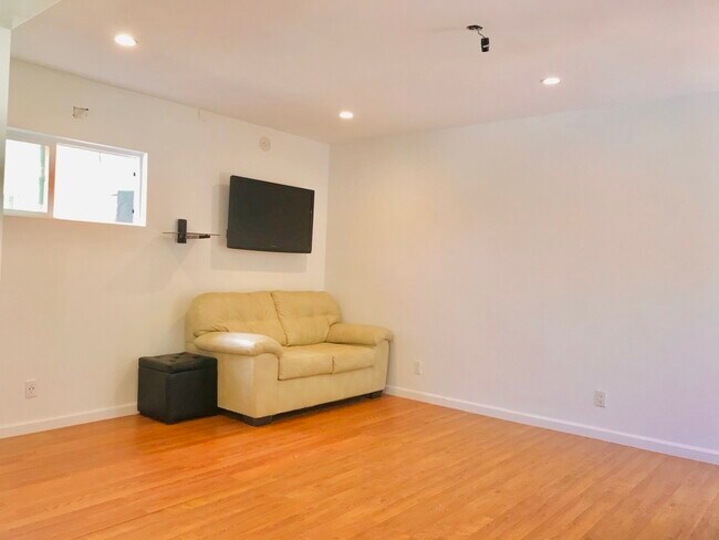 Foto del edificio - 17552 Labrador St