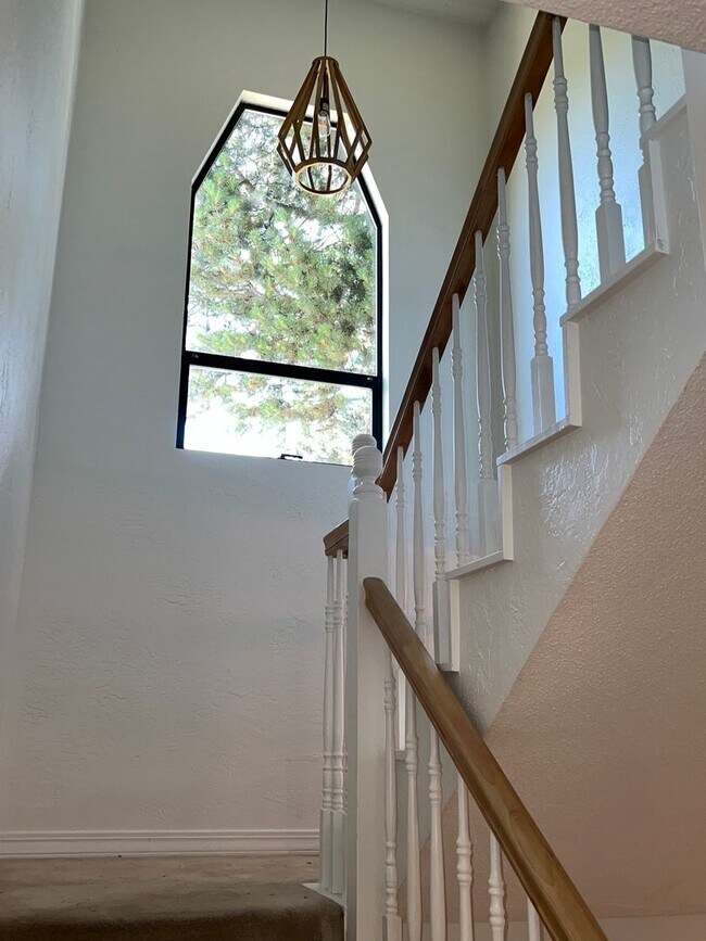 Foto del edificio - Three bedroom, 1.5 bath Townhouse | Available Mid July