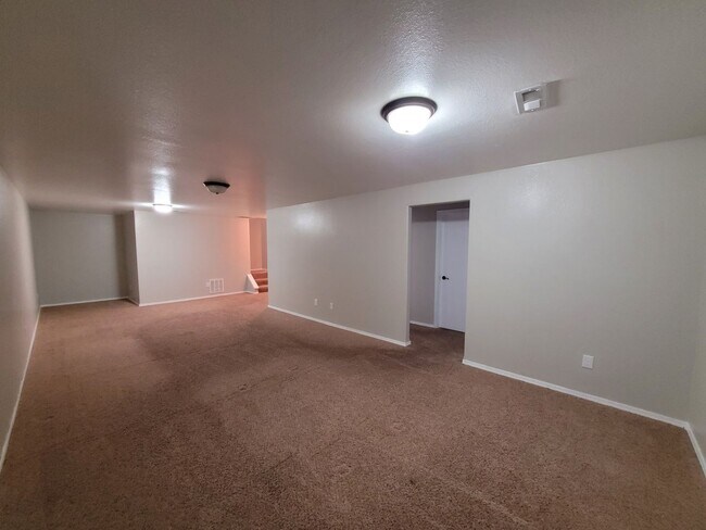 Building Photo - $1575 - 4 bedroom/ 2 bathroom - Gorgeous q...
