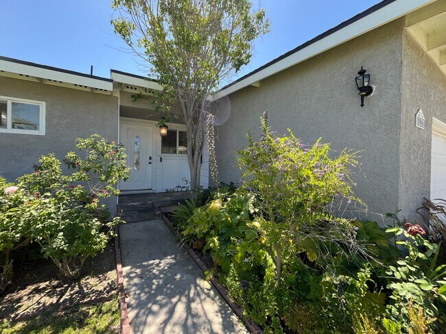 Building Photo - AVAILABLE NOW! Encino home w/all appliance...